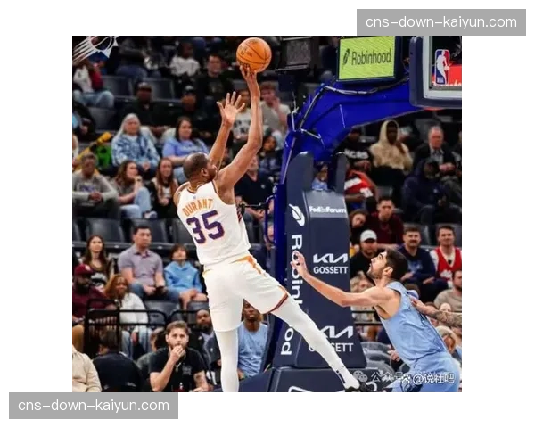 特写镜头:当对手命中三分,锡安在区域防守中摊手指向漏人的队友